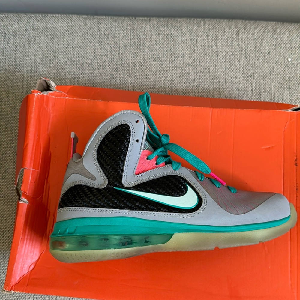 Lebron James 9 south beach sneakers 💚🩷